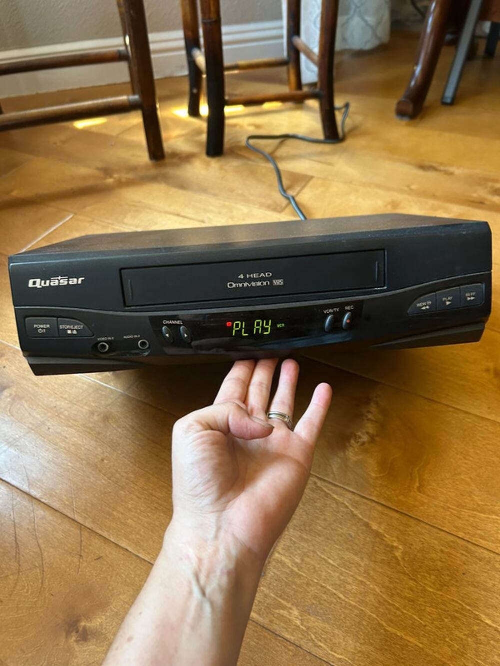 Quasar VHQ-41M is a vintage 4-head monoaural VHS video cassette recorder tested